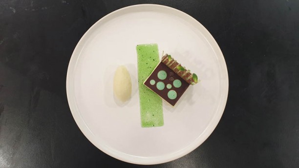 La Cabro d'Or - Michel Hulin Dans l’esprit d’un « After Eight »sur un fin sablé au chocolat, mousseux à la menthe fraiche et vanille Bourbon, sorbet thé vert-citron
