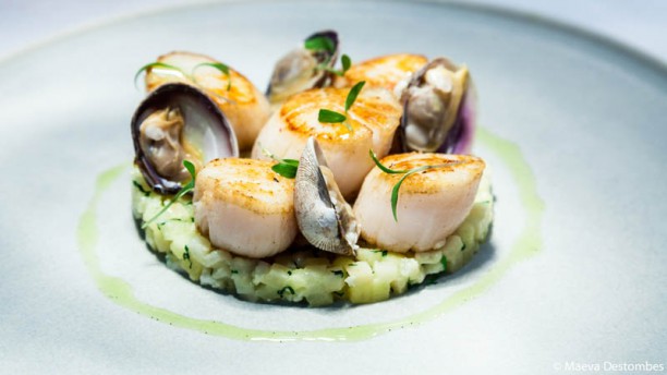 La Cabro d'Or - Michel Hulin Noix de Saint Jacques dorées au poêlon, « Pomme-pommes » à la coriandre et chou fleur, jus acidulé d’une Granny-smith