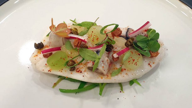 La Cabro d'Or - Michel Hulin Saint-pierre poché à la vapeur douce, huître de Camargue en condiments, concombre et câpres frites, écume iodée