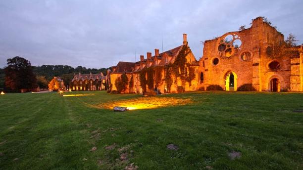 Buffet-Déjeuner-Brunch aux Vaux de Cernay L'Abbaye des Vaux de Cernay de nuit