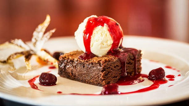 Il Basílico Brownie com gelado