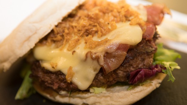 Astória Hamburguer no bolo do caco