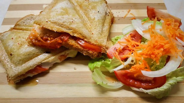 Rosa da Bica Toste de Queijo e Tomate + Salada
