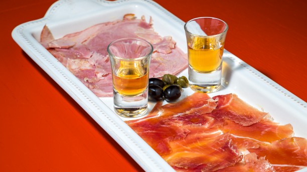 Eating Bear - Adhoc Wines Prato