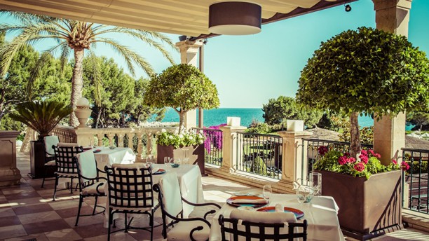 Restaurant Es Fum - St. Regis Mardavall Mallorca Resort à Mallorca ...