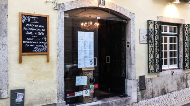 Grapes and Bites Entrada