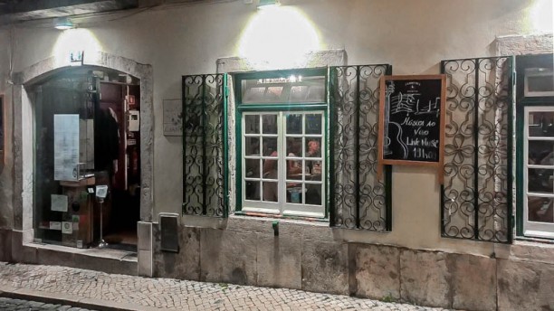 Grapes and Bites Entrada