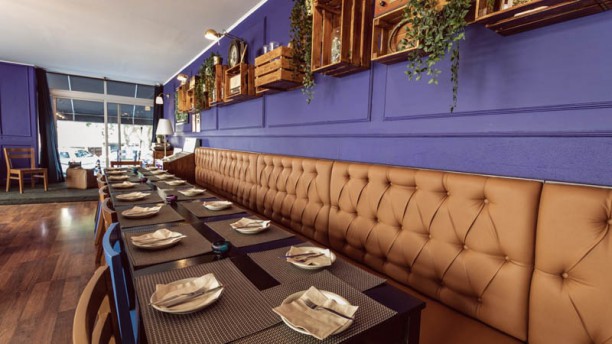 Setenta e Quatro Wine e Tapas Art Café Vista da sala