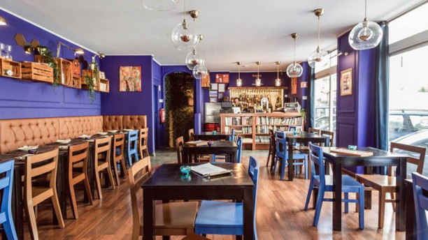 Setenta e Quatro Wine e Tapas Art Café Vista da sala