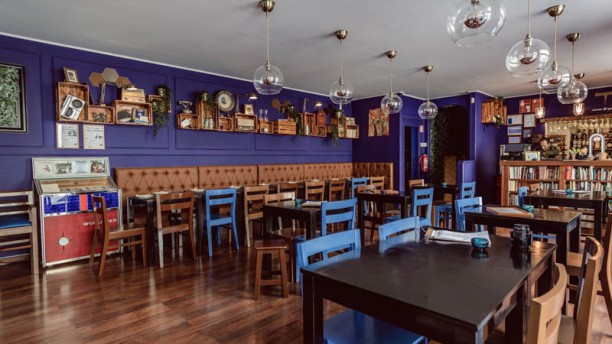 Setenta e Quatro Wine e Tapas Art Café Vista da sala