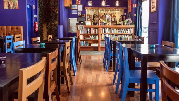 Setenta e Quatro Wine e Tapas Art Café Vista da sala