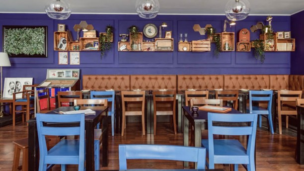 Setenta e Quatro Wine e Tapas Art Café Vista da sala