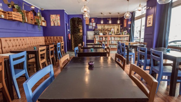 Setenta e Quatro Wine e Tapas Art Café Vista da sala