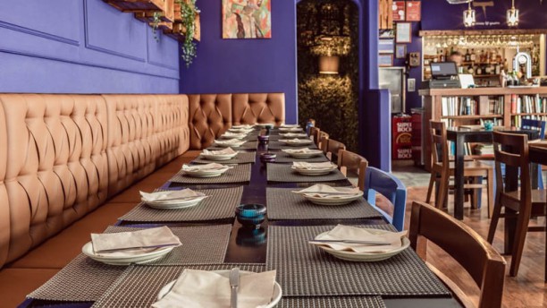 Setenta e Quatro Wine e Tapas Art Café Vista da sala