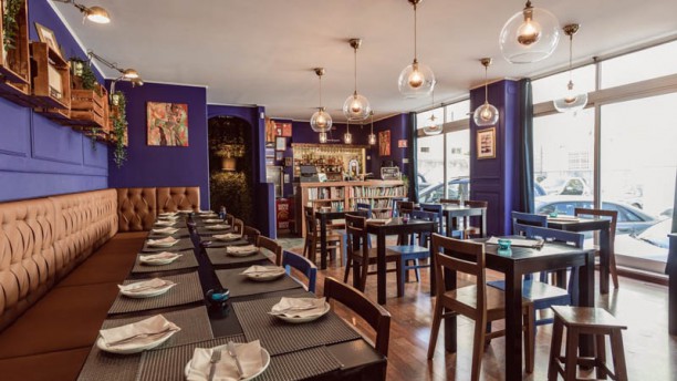 Setenta e Quatro Wine e Tapas Art Café Vista da sala