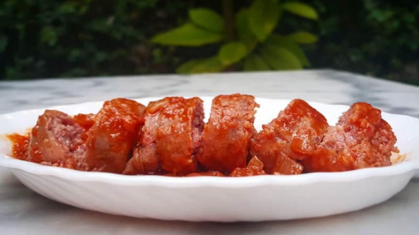 El Pessic Chorizo a la pomarola. Chorizo criollo, desgrasado y cocinado en salsa casera de tomates.