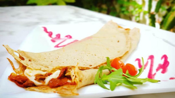 El Pessic Una de nuestras crepes... la caprese con mozzarella, albahaca y tomates secos.
