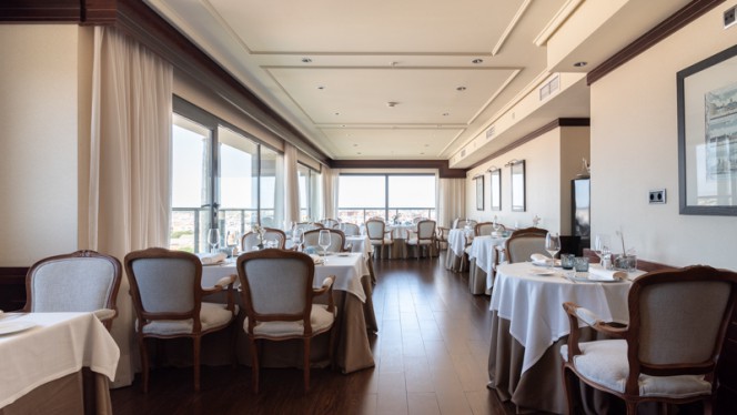 Al-Zagal restaurante panorámico - Hotel Sevilla Center