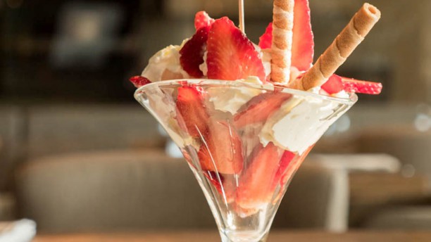 Memorial Taça de gelado artesanal com morangos