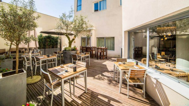 Kitchen And Bar By Courtyard Arcueil In Arcueil Restaurant