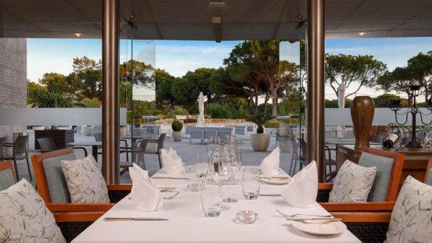 Green Pines Corner Bistro Vista da sala