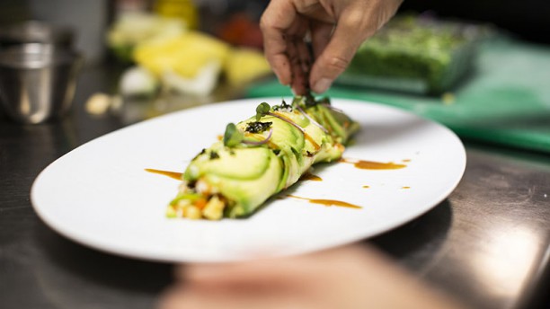 Pasión Mediterránea Maki de aguacate relleno de buey de mar y mango con vinagre de almendras d