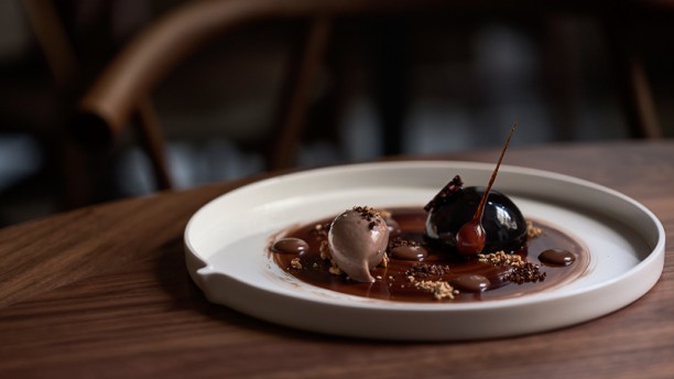 ALMA Henrique Sá Pessoa Bomba de Chocolate, caramelo salgado, sorvete de avelã