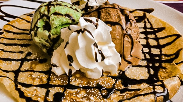 Momentus Burger Corner & Gin Bar Crepe com gelado