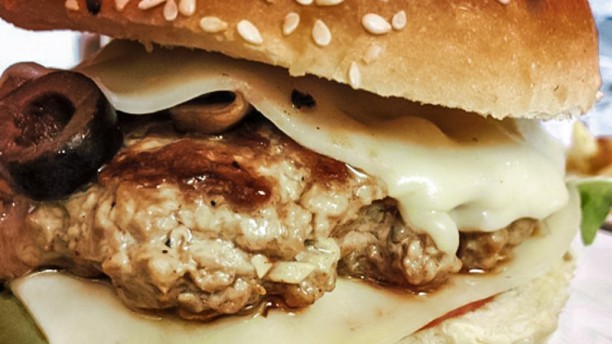 Momentus Burger Corner & Gin Bar Hambúrguer 2