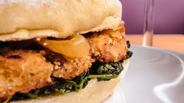 Momentus Burger Corner & Gin Bar Hambúrguer